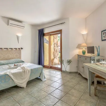 Isa-apartments With Air Conditioning And Outdoor Private Space In With Swimming-pool In Palau, Only 150 Meters From The Sea מלון דירות
